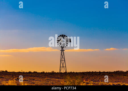 Mulino a vento in Sud Australia al tramonto Foto Stock