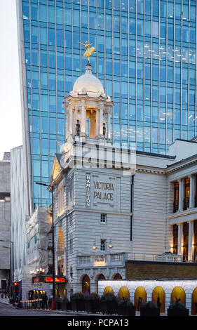 Il teatro Victoria Palace è giustapposto al Nova Hotel al tramonto con facciata in vetro. Foto Stock