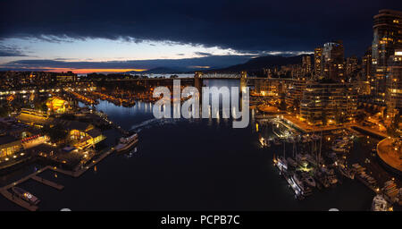 Antenna vista panoramica del centro città durante una notte nuvoloso dopo il tramonto. Preso in Vancouver, BC, Canada. Foto Stock