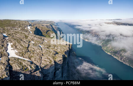 Vista aerea del Kjerag plateau e Lysefjorden, Norvegia Foto Stock