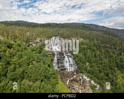 Vista aerea della cascata Tvindefossen in Norvegia Foto Stock