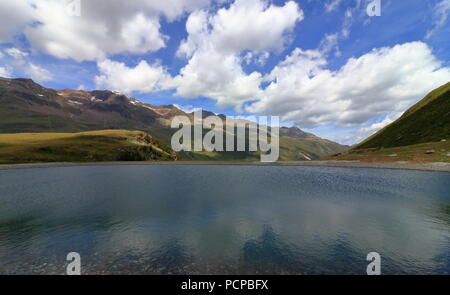 Serbatoio di acqua nei pressi di Obergurgl, Alpi Oetztal in Tirolo, Austria. Foto Stock