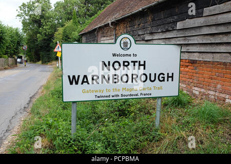 Un segno per il villaggio di North Warnborough vicino Odiham nel Hampshire, Inghilterra. Foto Stock