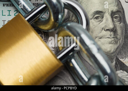 Close Up di centinaia di dollari con lucchetto e catena. Foto Stock