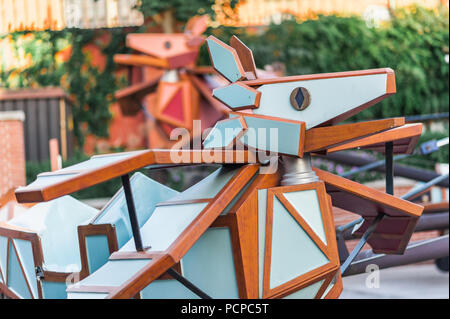 Giostra al carnevale o festival al tramonto. Decorativo drago ornati, gli animali in un parco di divertimenti. Foto Stock