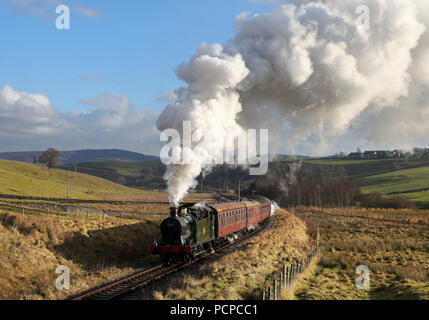 5643 capi lontano da Stoneacre loop con una Santa speciale sulla 4.12.16 sulla Embsay & Bolton Abbey railway. Foto Stock