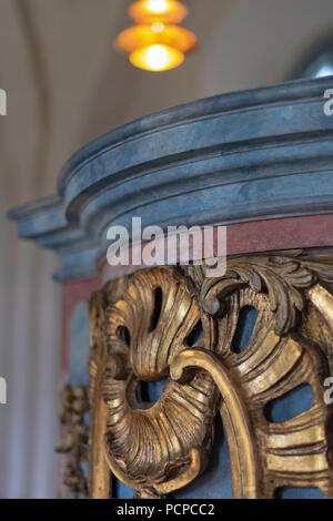 HUSBY SJUHUNDRA, Svezia, 2 agosto 2018: Dettaglio dell'alter all interno della chiesa Husby Sjuhundra chiesa, nella regione di Finsta. Foto Stock