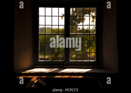 HUSBY SJUHUNDRA, Svezia, 2 agosto 2018: finestre della chiesa Husby Sjuhundra chiesa, nella regione di Finsta. Foto Stock