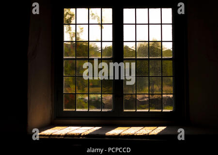 HUSBY SJUHUNDRA, Svezia, 2 agosto 2018: finestre della chiesa Husby Sjuhundra chiesa, nella regione di Finsta. Foto Stock