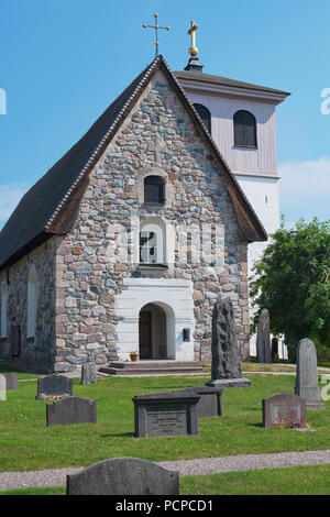 HUSBY SJUHUNDRA, Svezia, 2 agosto 2018: la facciata della chiesa Sjuhundra Husby, nella regione di Finsta. Foto Stock