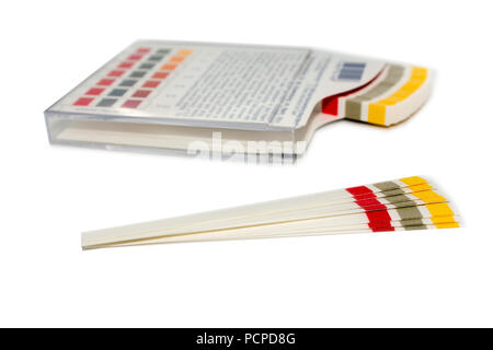 Isolato pH indicatore di carta su sfondo bianco Foto Stock
