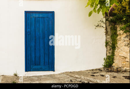 Omodos, Cipro. Maggio 2018. Una vista di un tipico edificio nel tradizionale villaggio di Omodos a Cipro. Foto Stock