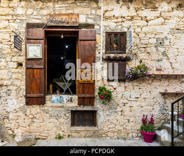 Omodos, Cipro. Maggio 2018. Una vista di una casa locale noto come casa di Socrate, che è ora un museo nel tradizionale villaggio di Omodos a Cipro. Foto Stock