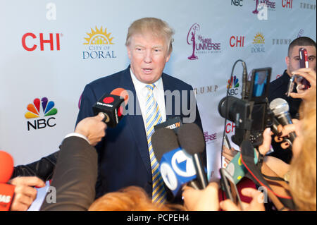 DORAL, FL - gennaio 25: Donald Trump assiste la 63a edizione annuale di Miss Universo Pageant tappeto rosso al Trump National Doral on gennaio 25, 2015 in Doral, Florida Persone: Donald Trump Foto Stock