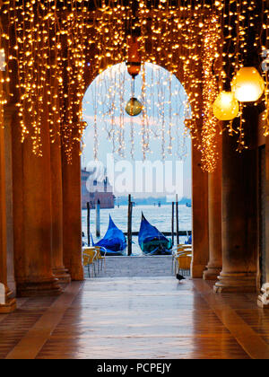 Piazza San Marco e le gondole prima del sorgere del sole nel carnevale decorazione, Venezia, Italia Foto Stock