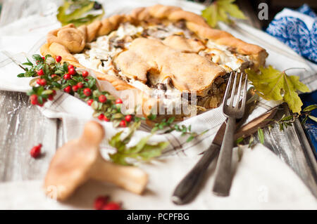 Una deliziosa torta fatta in casa con funghi e formaggio. Ottimi pasticcini, vista dall'alto. Foto Stock