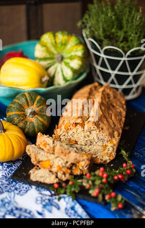 Torta di pane di zucca con latte di zucca per la cena autunnale Foto Stock