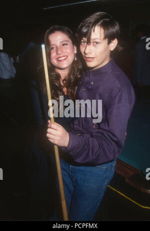 HOLLYWOOD, CA - 30 Maggio: (L-R) Attrice Soleil Moon Frye e attore Edward Furlong frequentare la prima relazione annuale di celebrità torneo in piscina a beneficio di AIDS Project Los Angeles (APLA) il 30 maggio 1992 all'Hollywood Athletic Club in Hollywood, la California. Foto di Barry re/Alamy Stock Photo Foto Stock