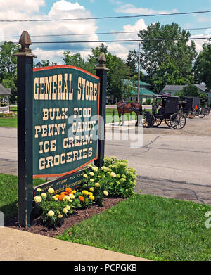 Il Magazzino Generale in Mesopotamia, Ohio commons è di fronte al parcheggio per carrozina per bambini-cavalli-carrelli di catering per la grande comunità Amish. Foto Stock