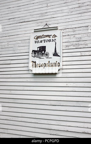 "Benvenuti in Mesopotamia storico segno si blocca su un edificio nella comunità Amish di Mesopotamia Township, Ohio. Foto Stock