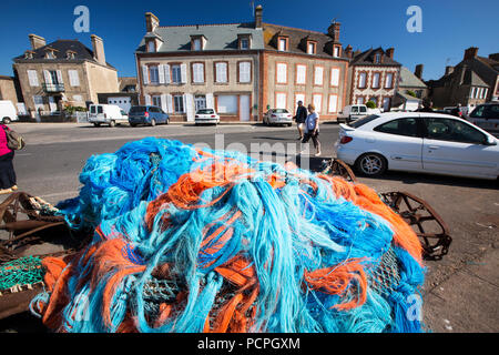 Vecchio scartato attrezzi da pesca nel porto di Barfleur, Normandia, Francia. Foto Stock