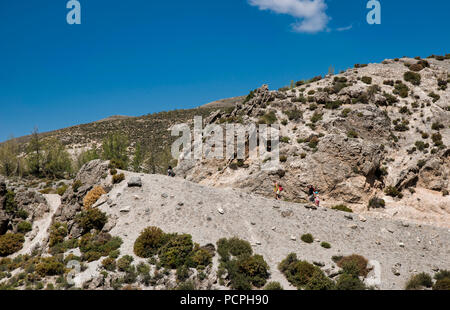 Monachil,Spagna-07-Aprile-2017:la gente a piedi la famosa via del cohorros de monachil con ponti e il bellissimo paesaggio con rocce e montagne in Spagna nella sierra nevada Foto Stock