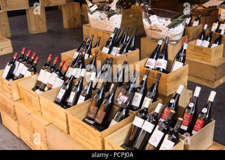 Wine Shop Parigi - Bottiglie di vino in scatole di legno venduto in un negozio di vino a Parigi, in Francia, in Europa. Foto Stock