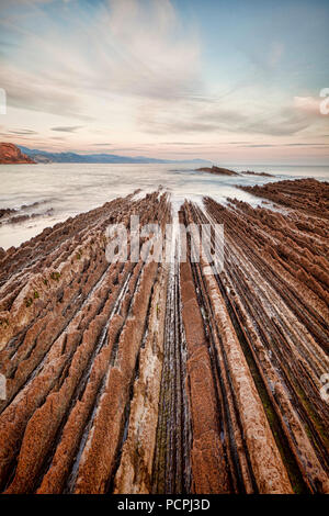 Formazioni di flysch nel parco geologico a Spiaggia di Itzurun, Zumaia, Paesi Baschi, Spagna. Foto Stock
