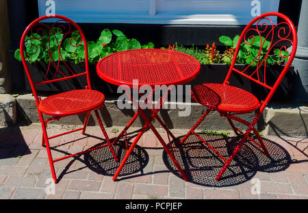 Red cafe e sedie sul marciapiede. Foto Stock