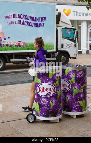 Afferra i veicoli Ribena di blackcurrangness, su grandi CAN ribes nero ribena e squadre promozionali, con persone che erogano campioni gratuiti. Vendite estive e promozioni a Fishergate, Preston, Regno Unito Foto Stock