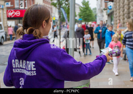 Afferra i veicoli Ribena di blackcurrantness, sopra il grande ribeno Ribena può e le squadre promozionali, con la gente che dispensa campioni liberi. Vendite estive e promozioni a Fishergate, Preston, Regno Unito Foto Stock