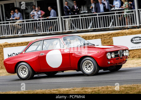 1970 Autodelta Alfa Romeo 1750 GTAm con driver Stefano Agazzi al 2018 Goodwood Festival of Speed, Sussex, Regno Unito. Foto Stock