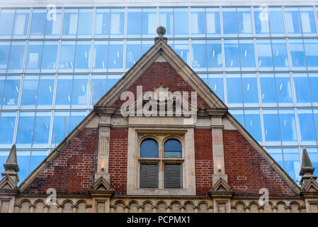 12-10-2017 Londra, Regno Unito. Il contrasto di vecchi e nuovi edifici di uffici. Foto: © Simon Grosset Foto Stock