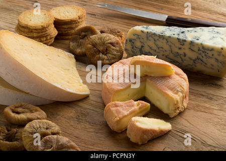 Scheda di formaggio con una varietà di formaggi, i fichi secchi e toast e per dessert Foto Stock