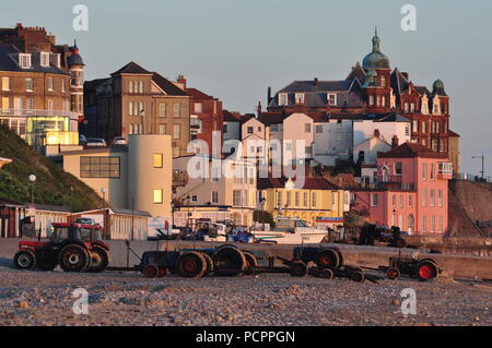 Cromer lungomare con il granchio barca rimorchi e trattori a inizio estate mattina, Norfolk, Inghilterra, Regno Unito Foto Stock