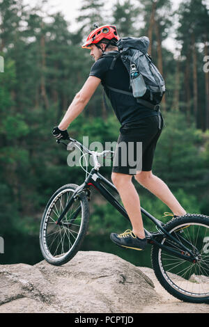 Bella prova di bilanciamento del biker sulla roccia all'aperto Foto Stock