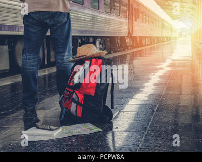 Parte inferiore di viaggiatori con zaino in una stazione ferroviaria. Concetto di viaggio. Foto Stock