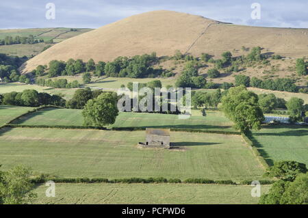 Guardando a nord da Ordnance Survey 092649 appena ad est di Longnor, verso Crowdicote, Staffordshire Peak District, Inghilterra, Regno Unito. Foto Stock