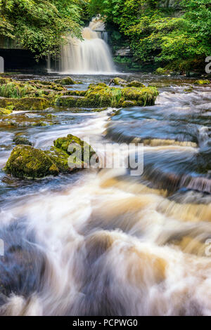 Calderone scende al grazioso villaggio di West Burton nel Yorkshire Dales Foto Stock