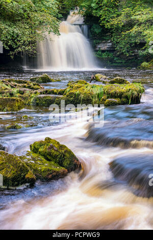 Calderone scende al grazioso villaggio di West Burton nel Yorkshire Dales Foto Stock