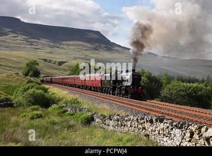 48151 capi verso l'ais Gill vertice con il ritorno Dalesman tour su 3.7.17. Foto Stock