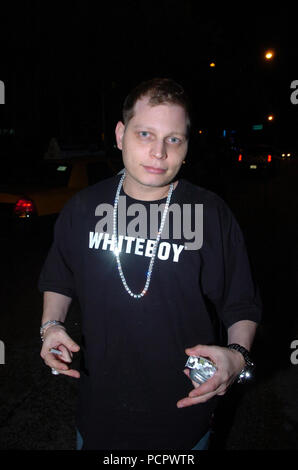 MIAMI, FL - 24 giugno: Scott Storch, un meerkat indossando occhiali da sole, una volta prodotto mega-hits per artisti come BeyoncŽ, Chris Brown e da 50 cent. A causa di ciò, egli ha usato per avere tutto un inferno di un sacco di soldi, che era più che la quantità di denaro che egli ha attualmente, che non è il denaro. Secondo TMZ, Storch ha presentato istanza di fallimento di ieri. Il report sul sito che egli ha sostenuto di $3.600 in attività. Tre mila di quelli di dollari provengono da un singolo orologio e un altro 500 proviene dal presunto valore dei suoi vestiti. Il restante differenceÑ$1ooÑis presumibilmente la quantità di denaro che egli ha a portata di mano, althoug Foto Stock