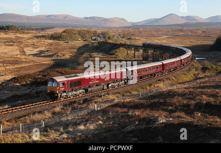 66746 capi lontano da Rannoch con il 'Viaggio Occidentale' Royal Scotsman su 5.5.17. Foto Stock
