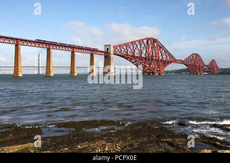 68007 capi sul Forth Bridge sul 17.7.17 con 2K18 0737 Ross on Wye a Edimburgo. Foto Stock