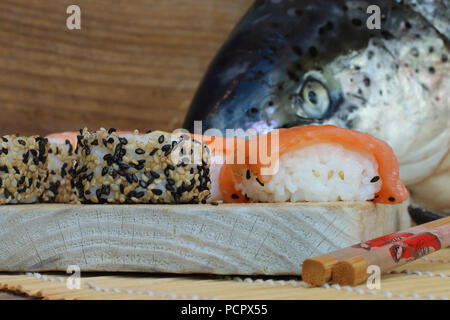 Sushi Vicino sul pannello di legno nella parte anteriore di un salmone Foto Stock