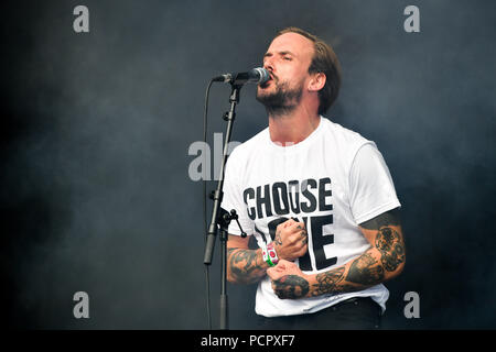 È inattivo cantante Joe Talbot esegue sul palco al Lulworth Station Wagon nel Dorset il secondo giorno di Bestival. Foto Stock