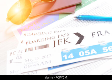 Compagnia aerea carta di imbarco biglietti con assicurazione di viaggio, passaporti, occhiali da sole, penna come un concetto di viaggio Foto Stock