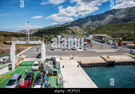 Rab coneccting Traghetti isola di Rab e Stinica sulla costa Foto Stock