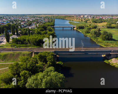 La stazione ferroviaria e automobile ponti attraverso il fiume Matyra Gryazi in città in Russia Foto Stock