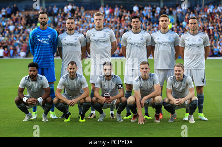 Il team di Aberdeen Group , da sinistra a destra nella riga superiore: Joe Lewis, Michael Devli, Sam Cosgrove, Scott McKenna, Tommie Hoban e Andrew Considine. Riga inferiore: Shaleum Logan, Niall McGinn, Graeme Shinnie, Lewis Ferguson e Gary Mackay-Steven Foto Stock